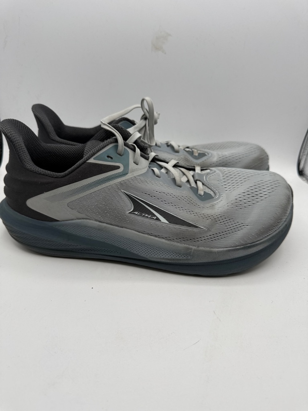 Altra Torin 8 Men's 11 Light Gray and Black Running Shoes S8